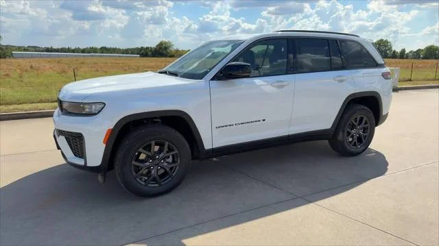 New 2027 Bright White Clear-Coat Paint Jeep Laredo Altitude image 5