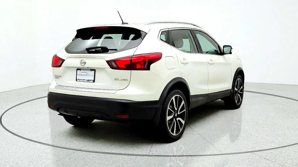 Used 2019 Pearl White Tricoat Nissan AWD SL w/ Premium Package, Moonroof & Bose Audio image 5