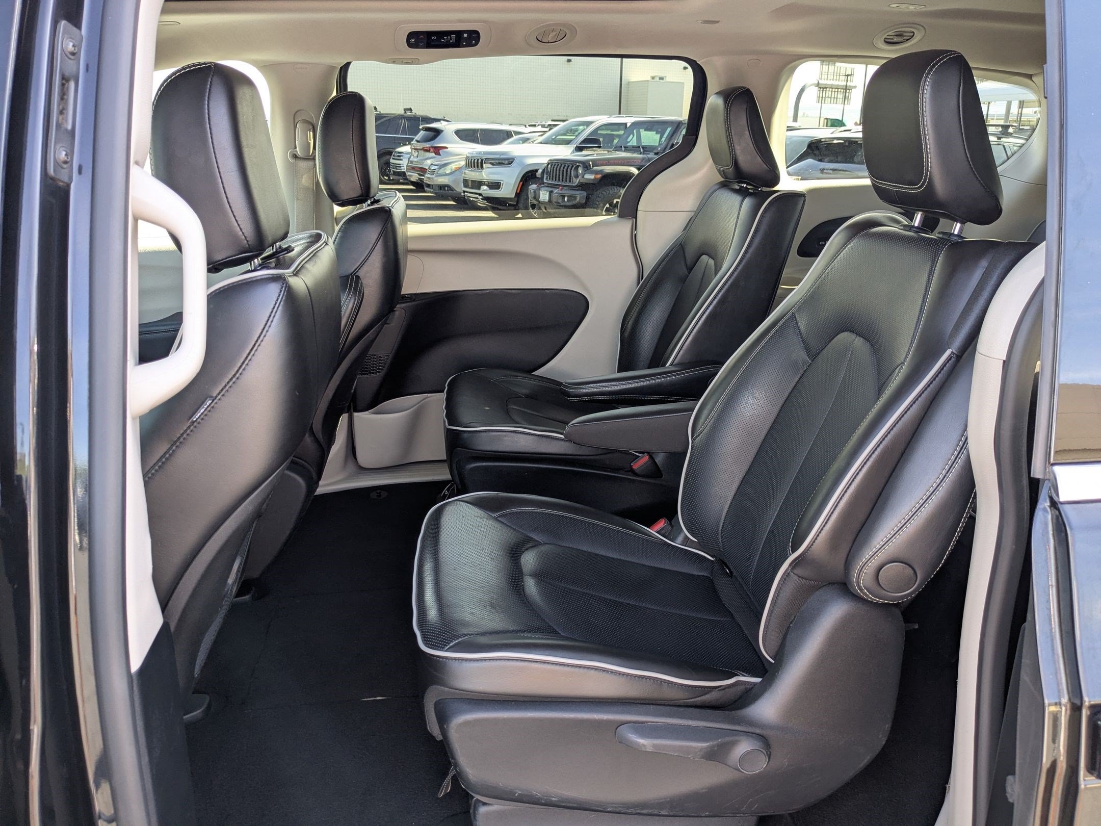 Used 2023 Brilliant Black Crystal Pearlcoat Chrysler Hybrid Limited image 29