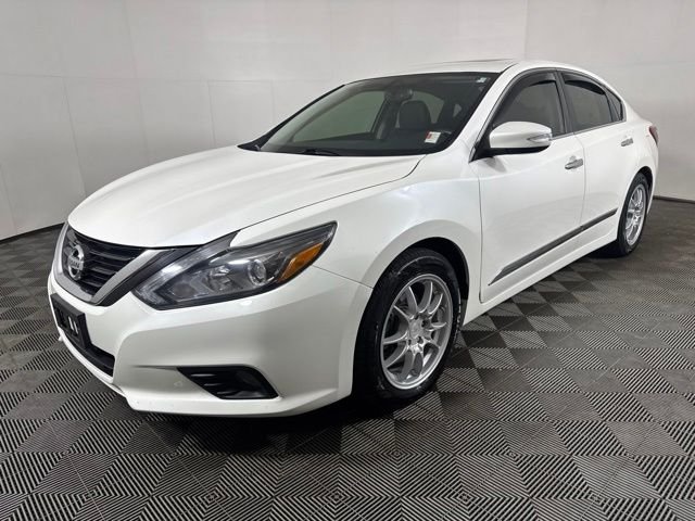 Used 2018 White Nissan 2.5 SL image 8
