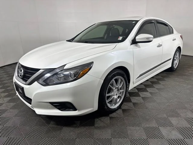 Used 2018 White Nissan 2.5 SL image 8