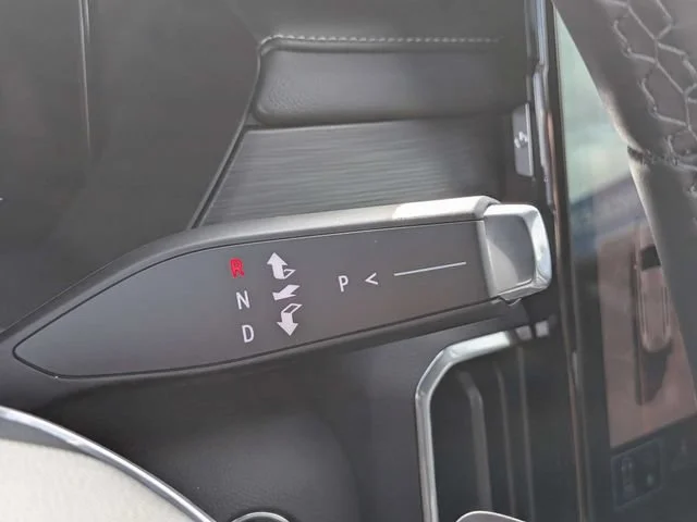 New 2027 Glacier White Tricoat GMC Elevation image 29