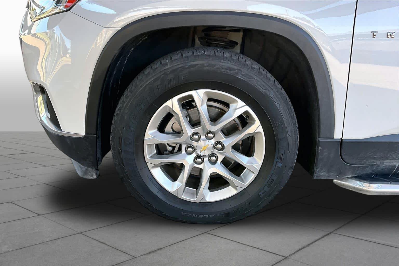 Used 2018 Iridescent Pearl Tricoat Chevrolet LT Cloth image 11