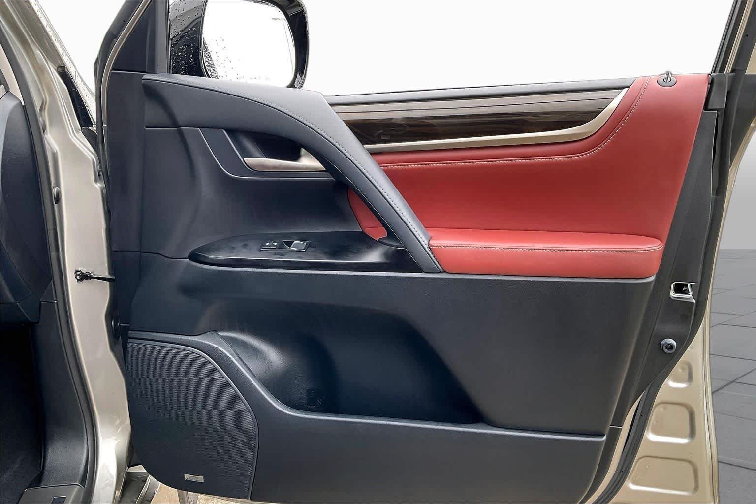 Used 2019 Atomic Silver Lexus  image 20