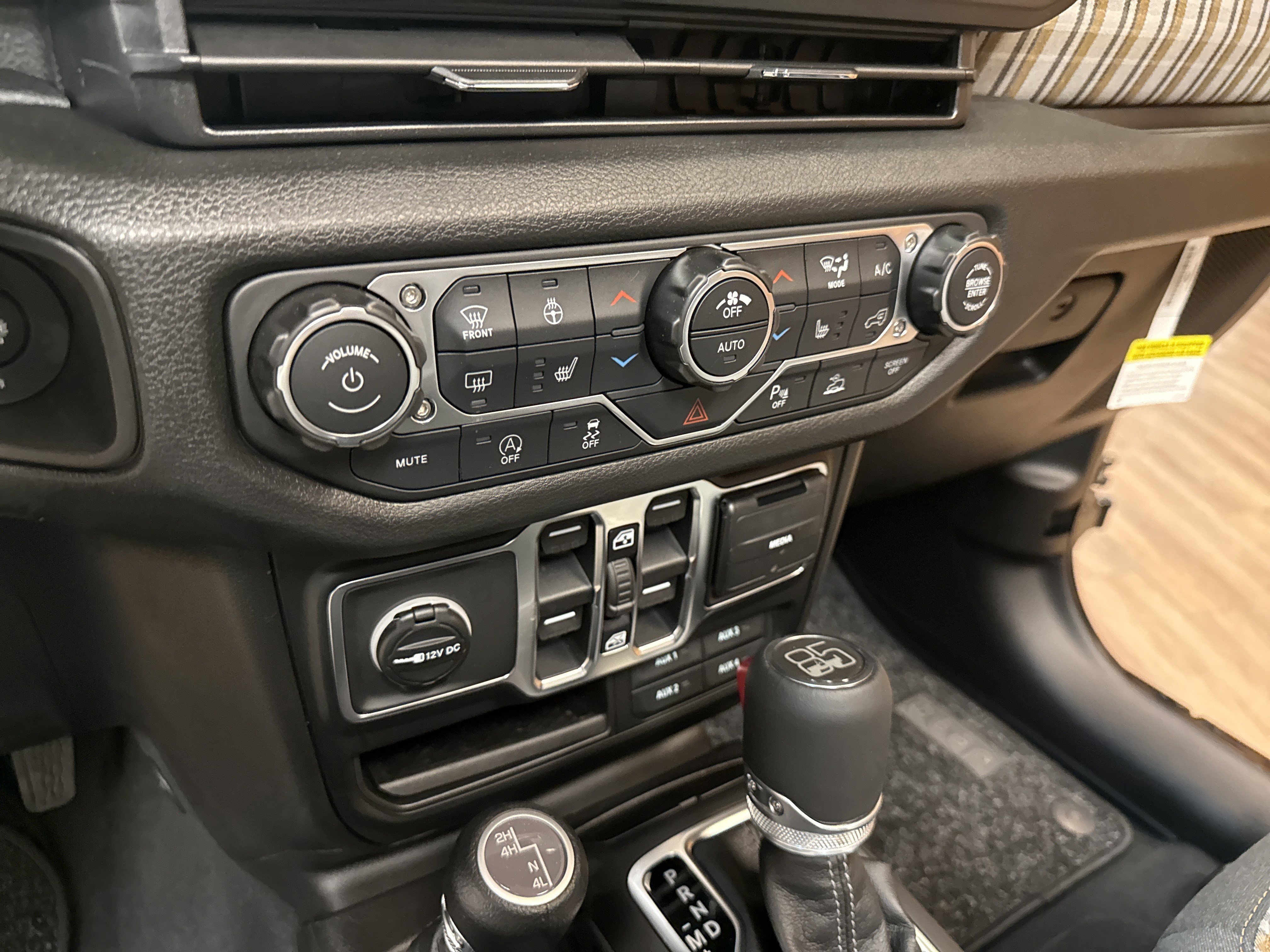 New 2026 Black Clear-Coat Exterior Paint Jeep 85th Anniversary Edition image 28