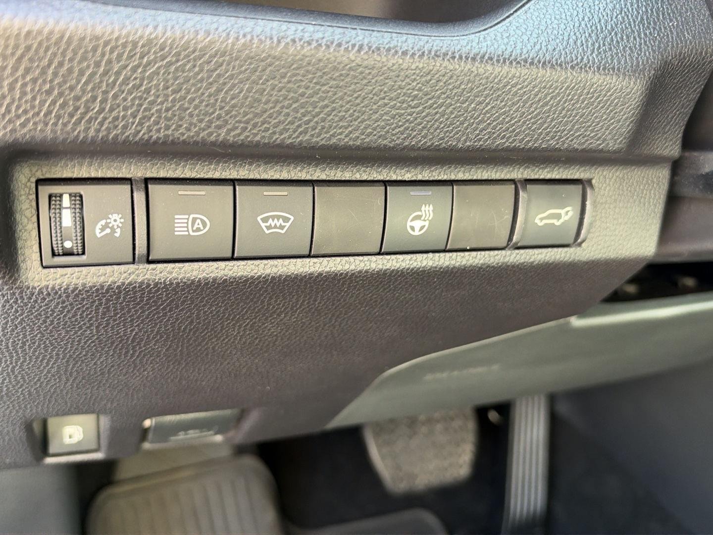 Used 2025 Wind Chill Pearl Toyota XLE Premium image 6