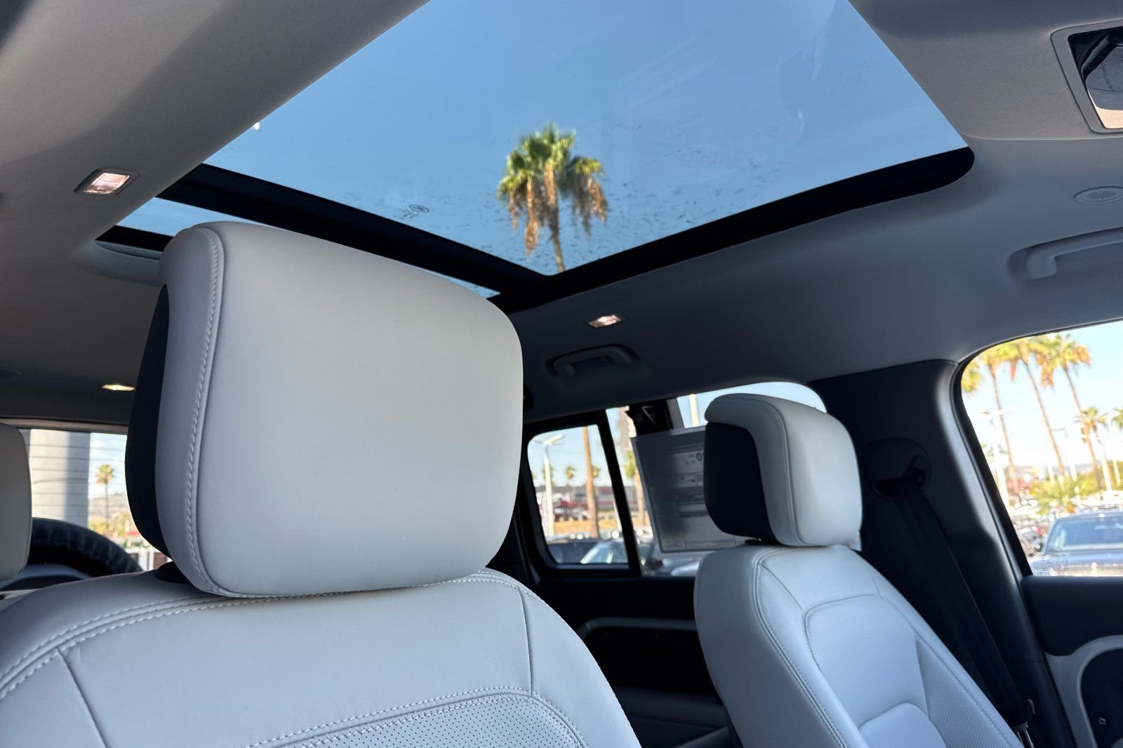 New 2026 Fuji White Land Rover X-Dynamic SE image 18
