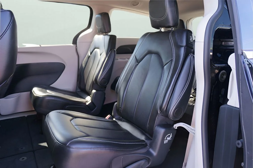 Used 2024 Diamond Black Chrysler Touring L image 10