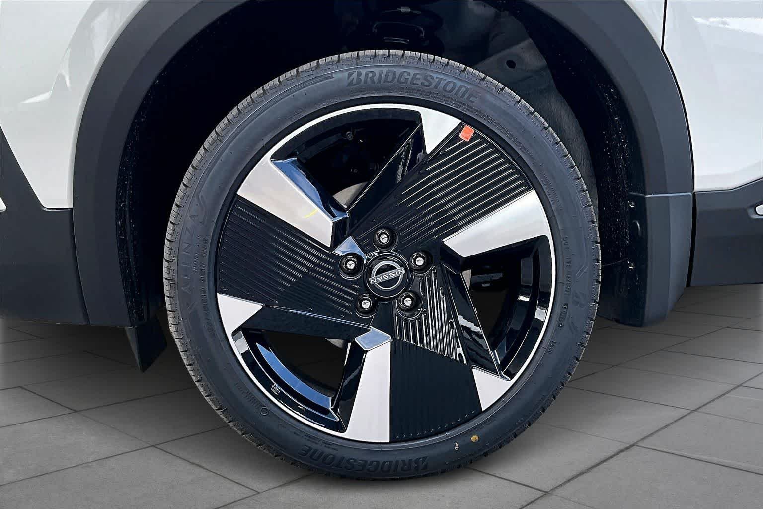 New 2026 Aspen White TriCoat / Super Black Two-tone Nissan SR image 9
