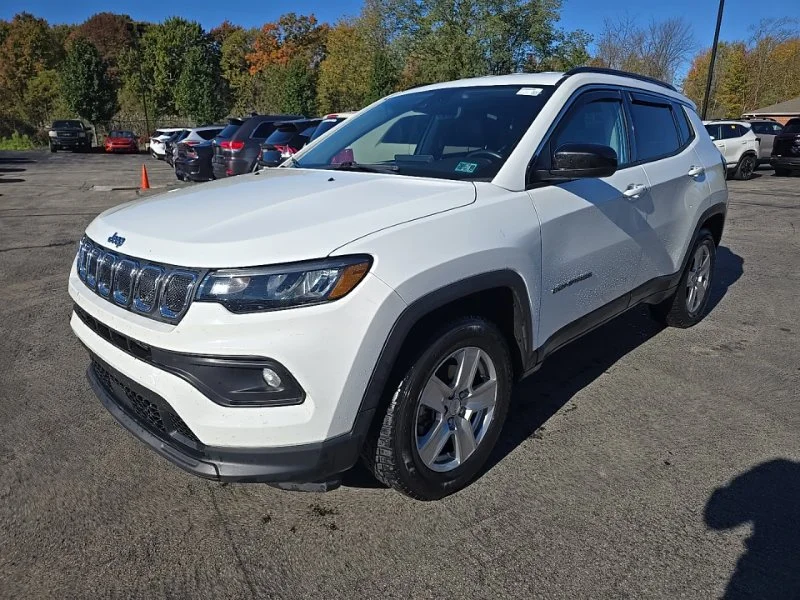 Used 2022 White Jeep Latitude image 3