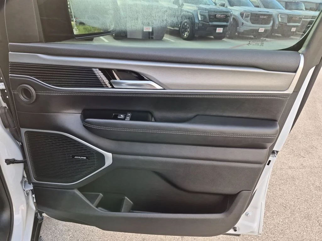 Used 2023 White Jeep Base image 38