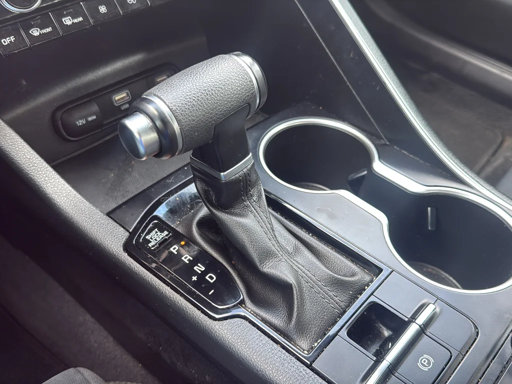 Used 2022 White Kia LXS image 39