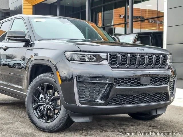 New 2026 Diamond Black Crystal Pearl-Coat Exterior Paint Jeep Altitude image 2