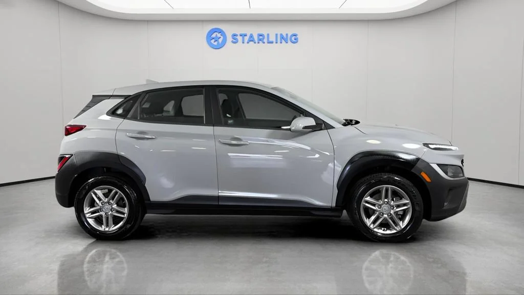 Used 2022 Silver Hyundai SE image 11
