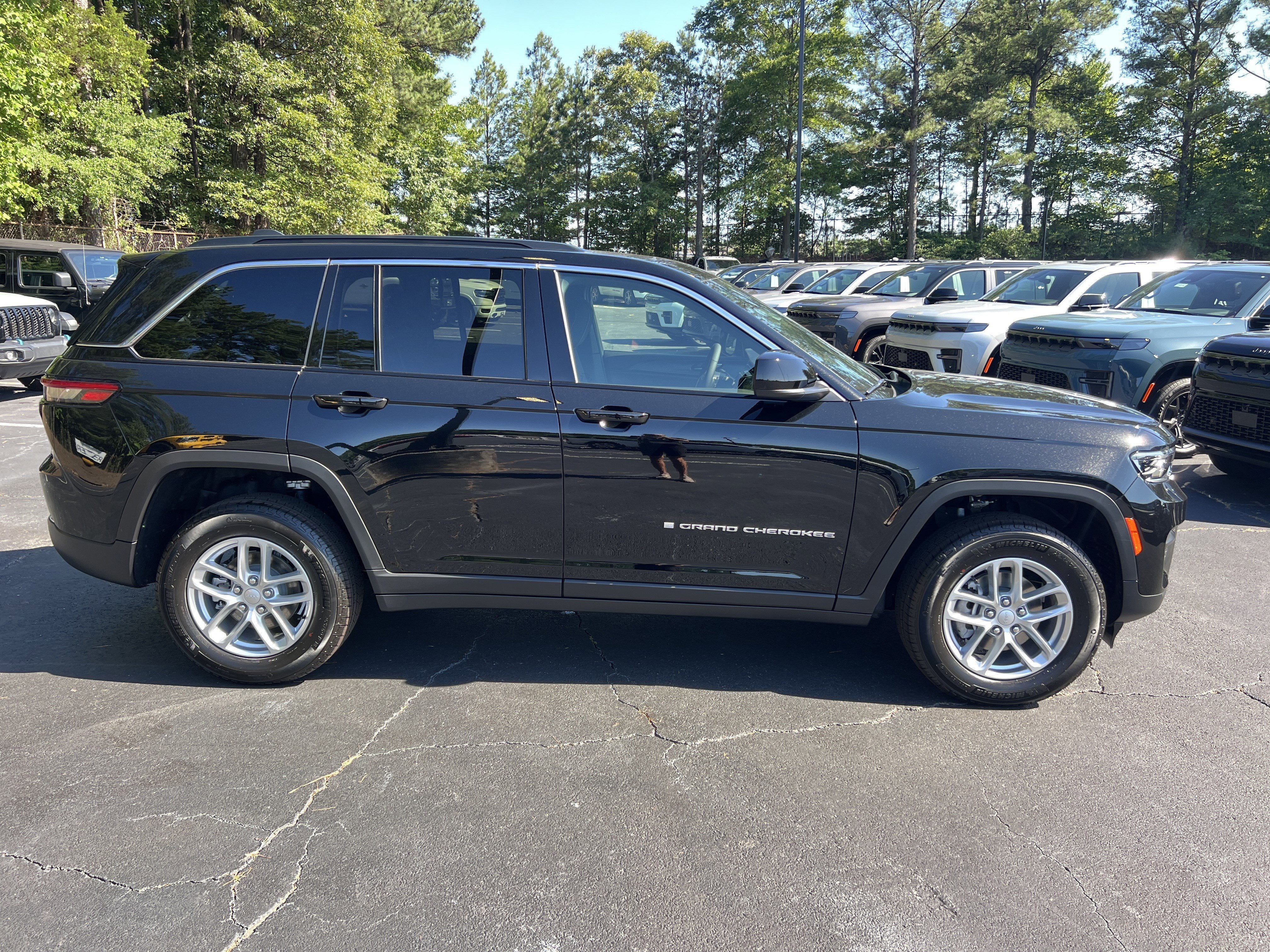 New 2026 Diamond Black Crystal Pearlcoat Jeep Laredo X image 9
