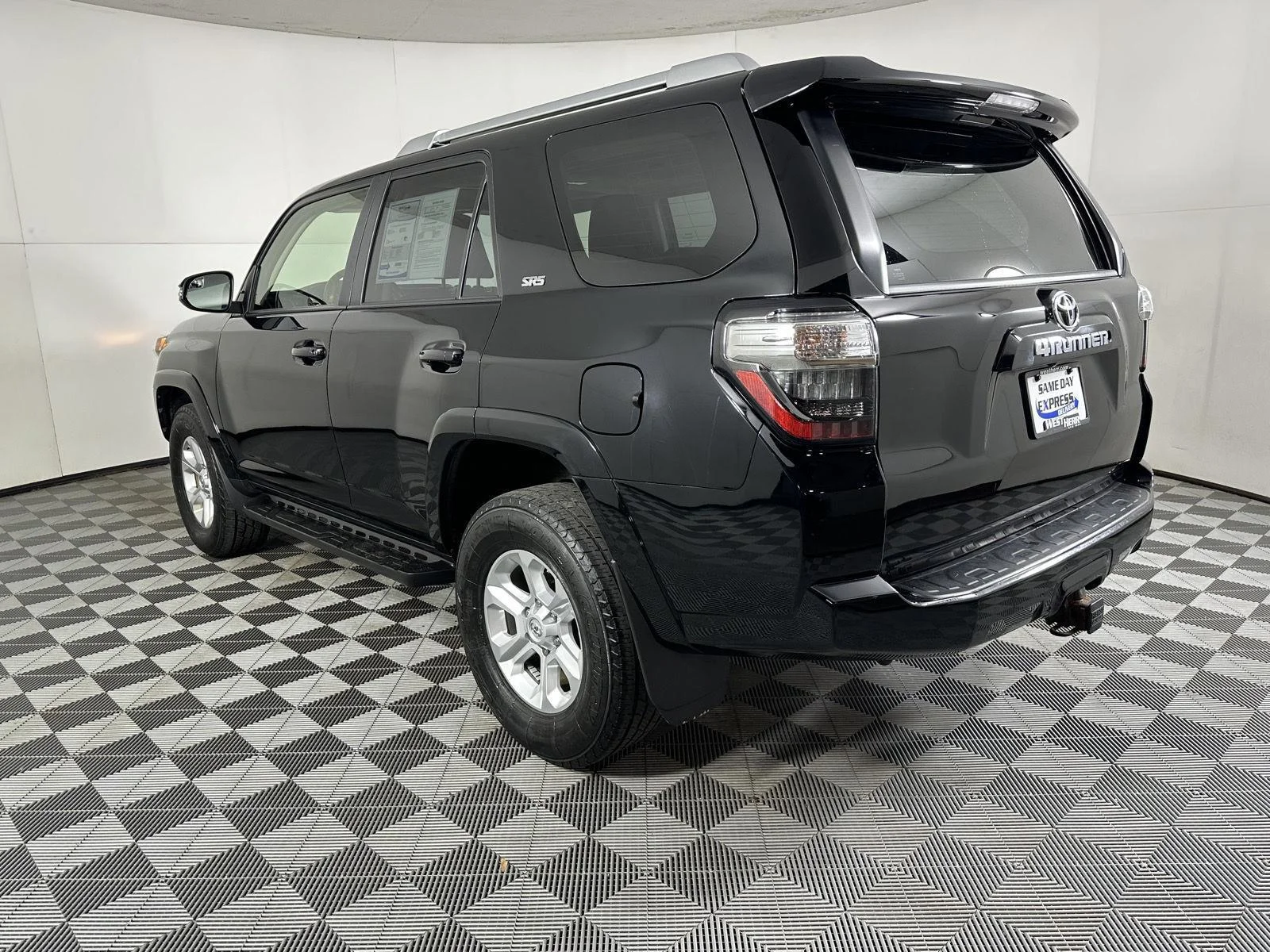 Used 2018 Midnight Black Metallic Toyota SR5 Premium image 9