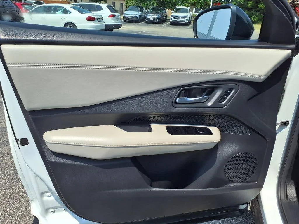 Used 2023 Everest White Pearl Tricoat/Black Diamond Pearl Nissan ENGAGE image 9