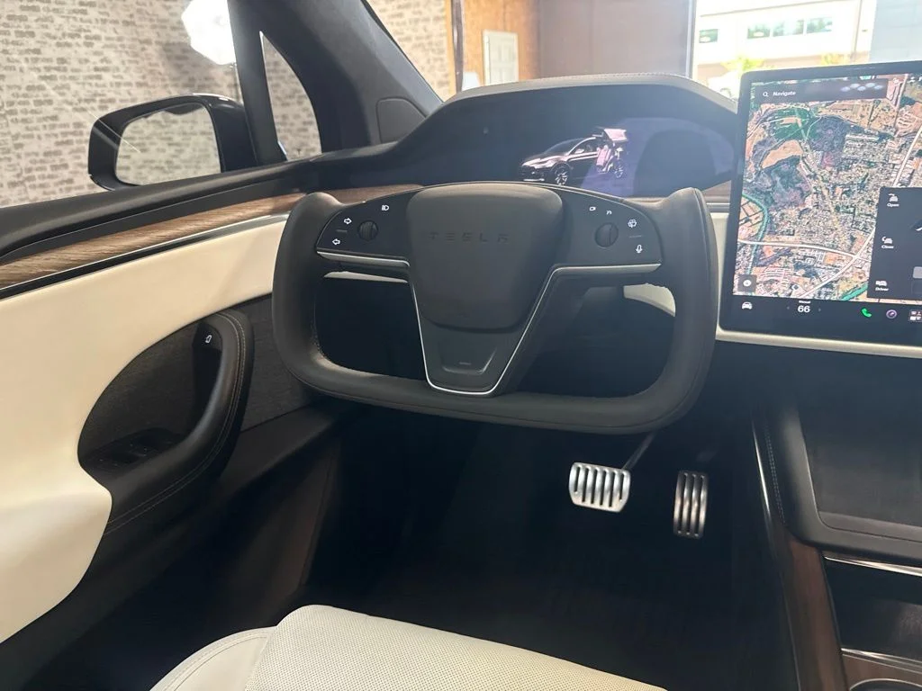 Used 2022 Solid Black Tesla Base image 17