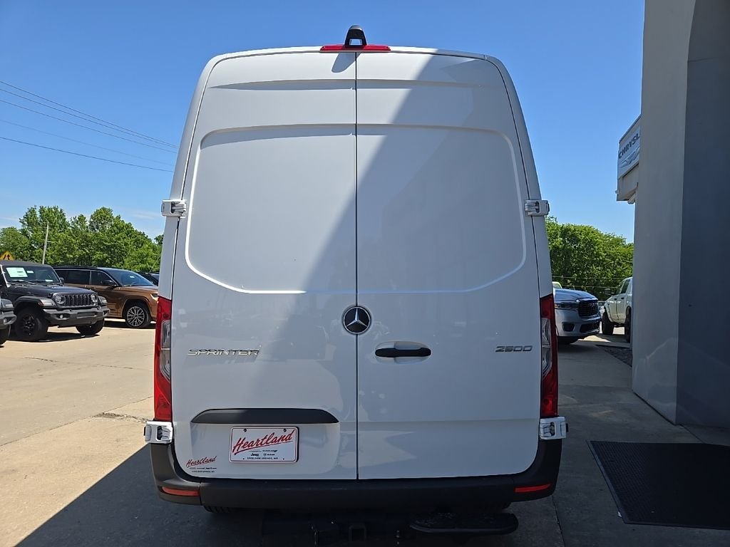 Used 2025  Mercedes-Benz Cargo 144 WB image 9