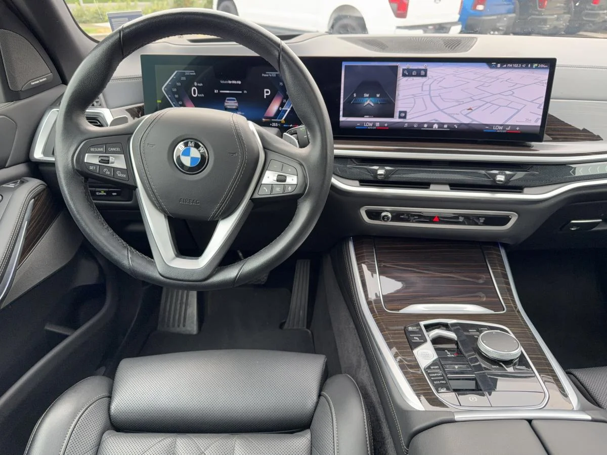 Used 2024 White BMW xDrive40i Sports Activity Vehicle image 23