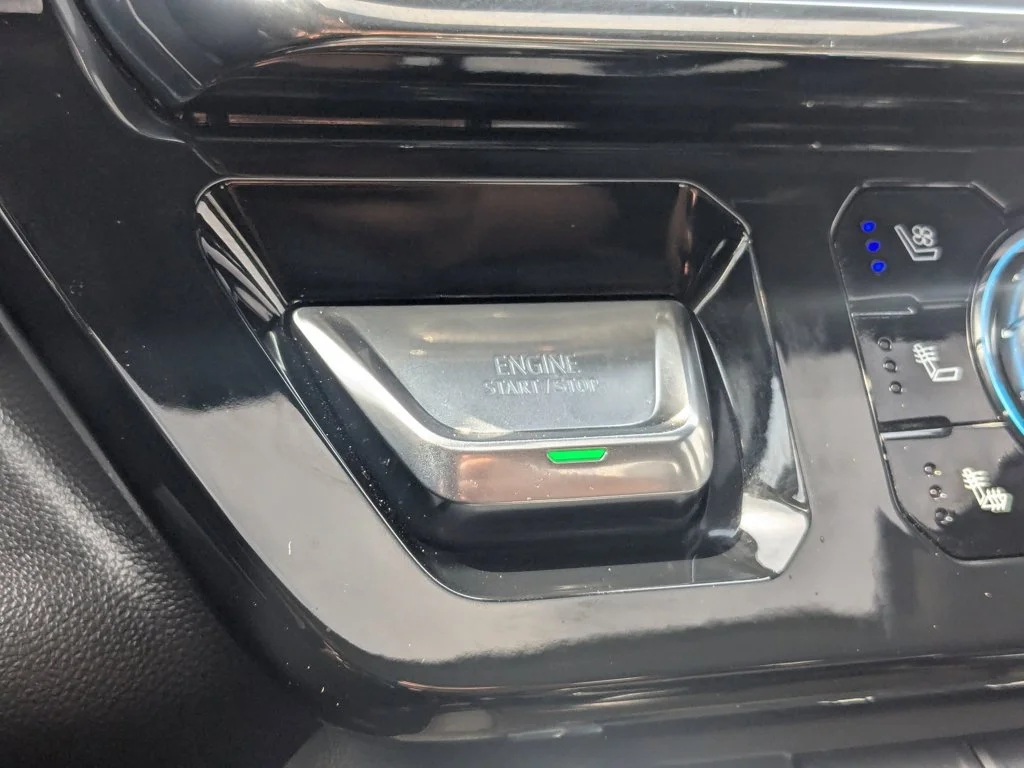 Used 2025 White Frost Tricoat GMC Denali image 21