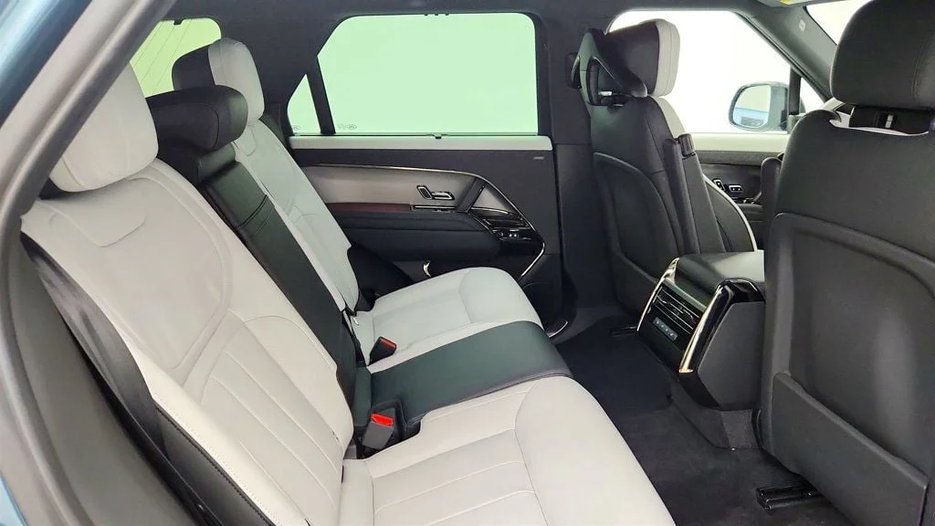 Used 2025 Giola Green Metallic Land Rover P400 Dynamic SE w/ Soft Close Doors & ClearSight Mirror image 22