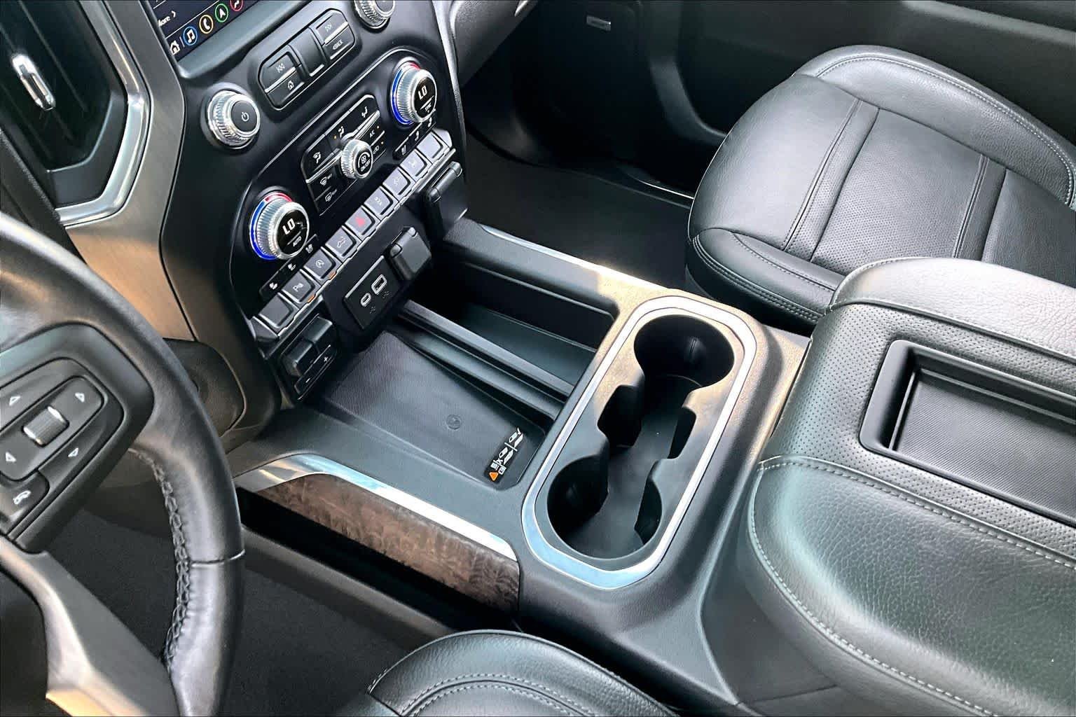 Used 2022 White Frost Tricoat GMC Denali image 17