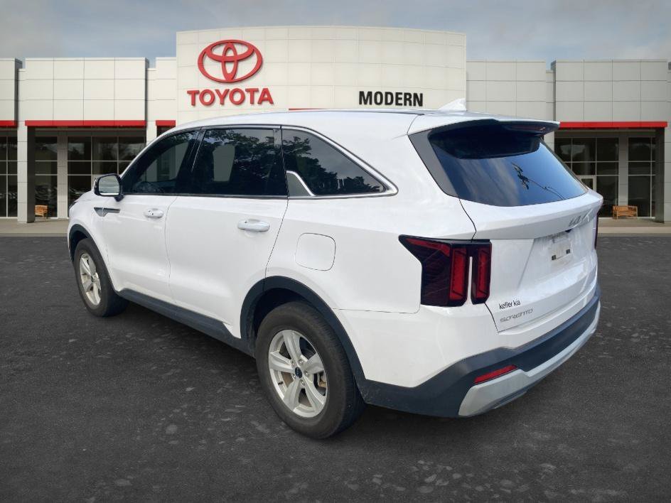 Used 2025 Glacial White Pearl Kia LX image 18