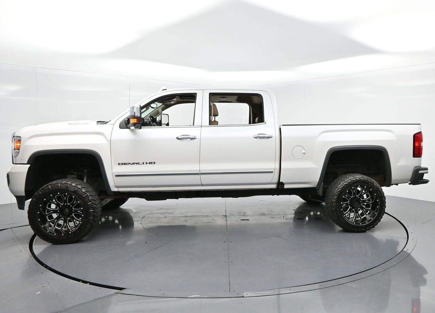 Used 2019 White Frost Tricoat GMC Denali image 4