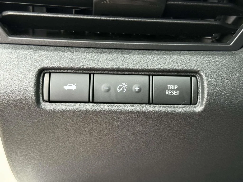 Used 2025 White Nissan 2.5 SV image 30