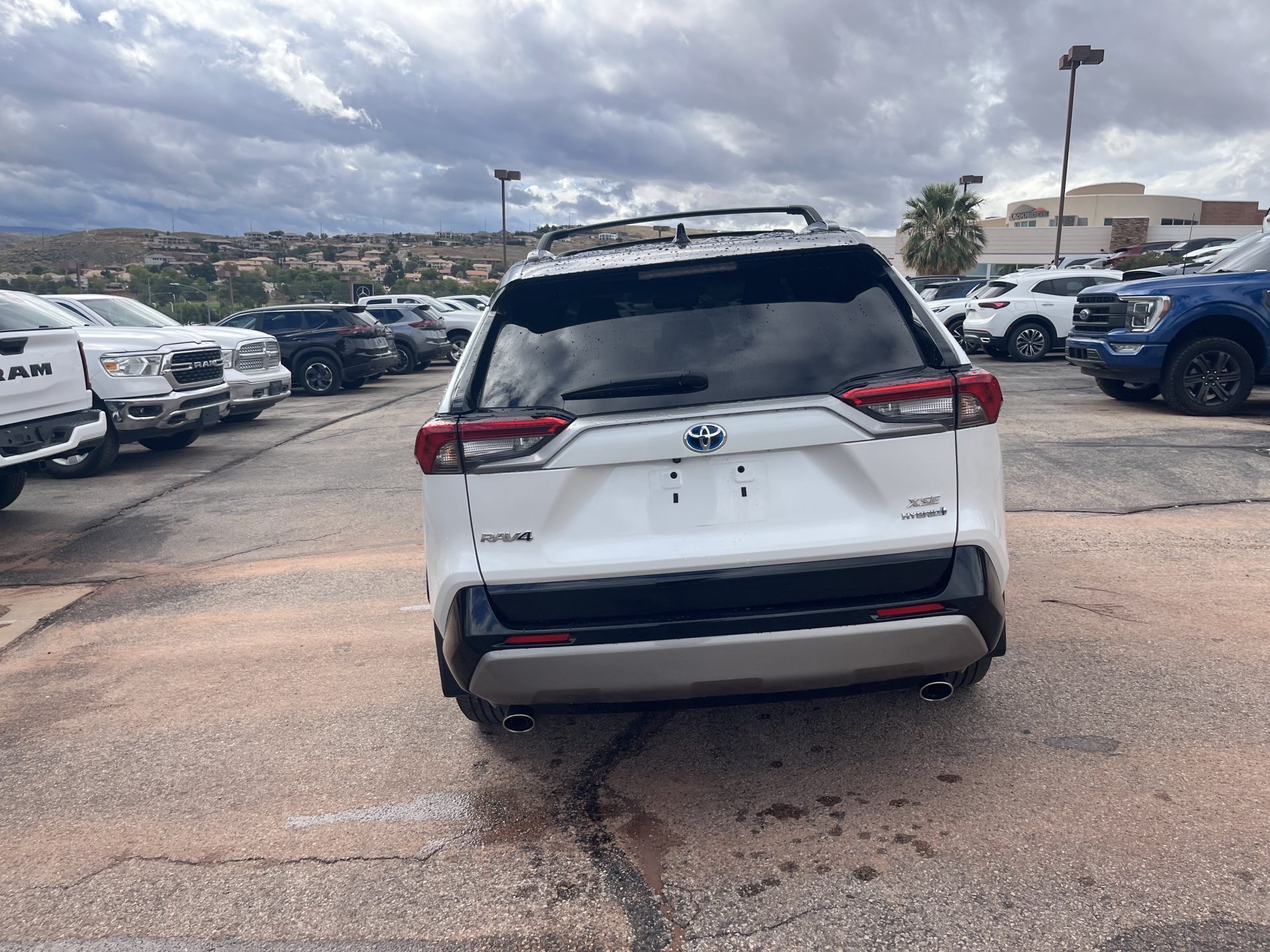 Used 2018 Pearl White Nissan Platinum image 3