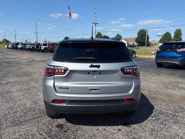Used 2023 Silver Jeep Latitude image 7