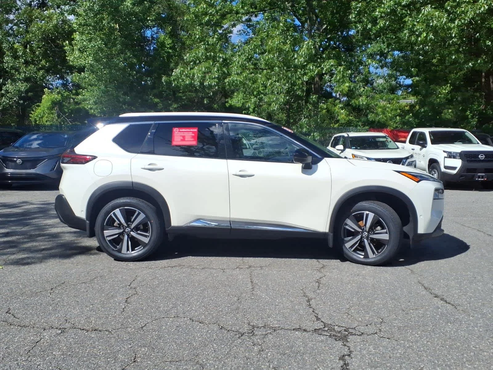 Certified Used 2023 Pearl White Tricoat/Super Black Nissan SL image 4
