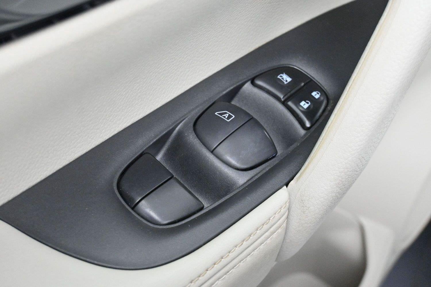 Used 2018 Pearl White Nissan SV image 12