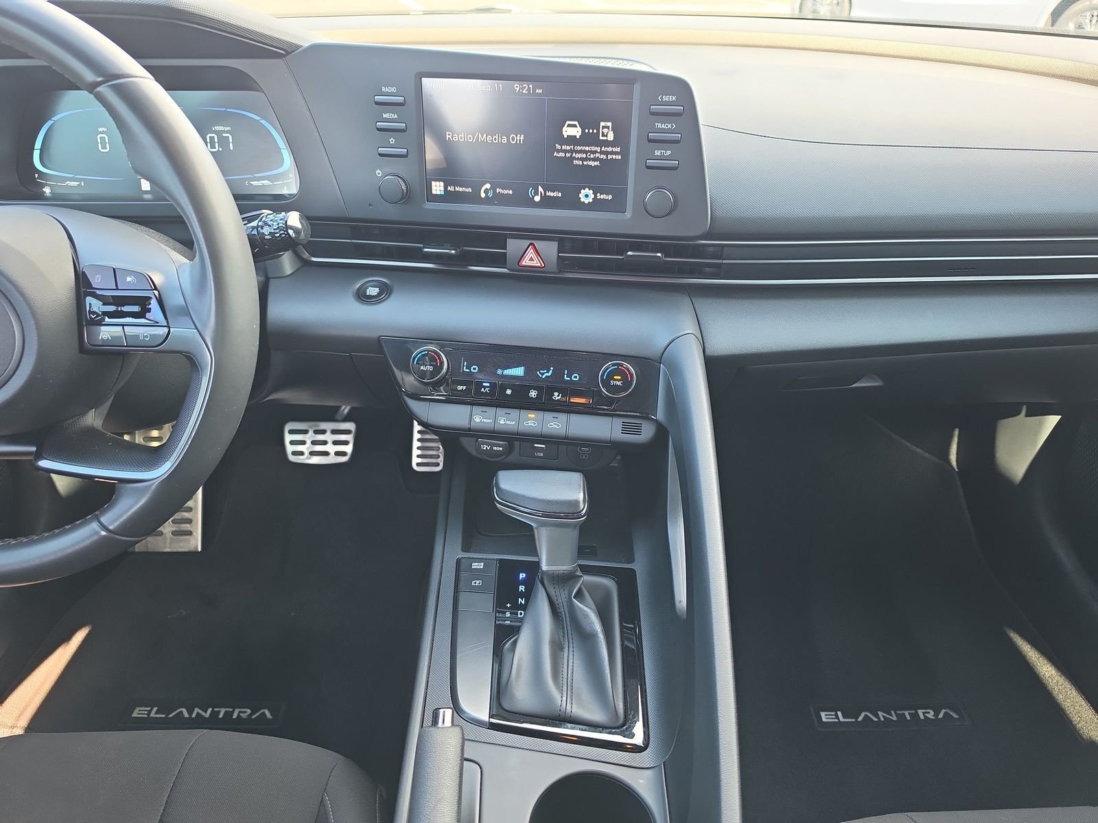 Used 2025 White Hyundai SEL Sport image 11