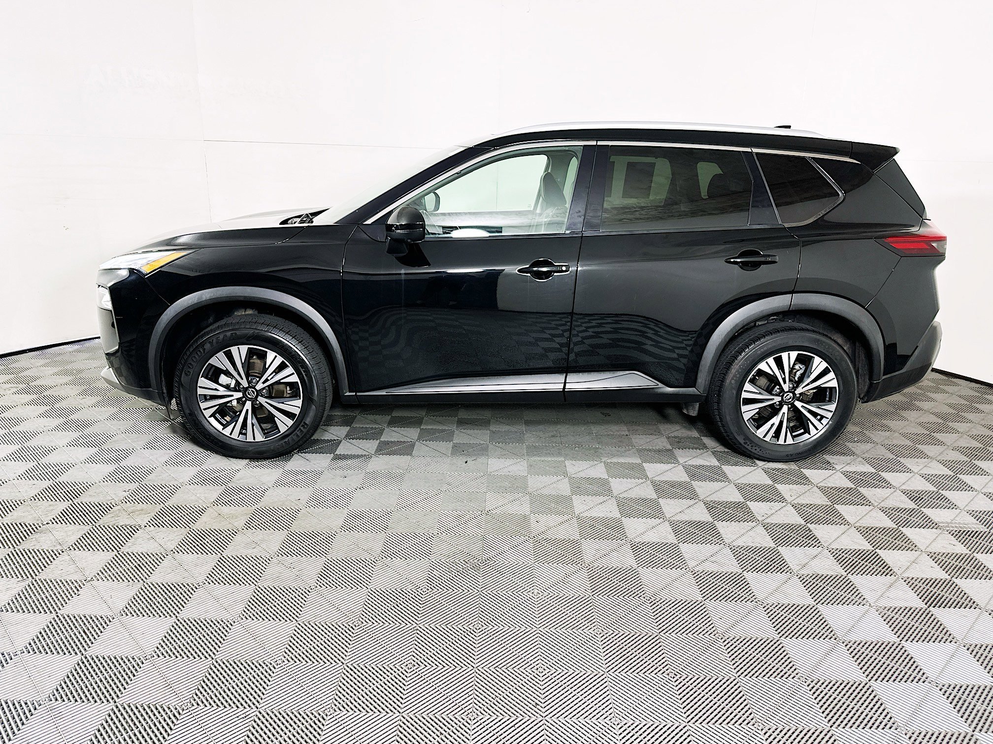 2021 Nissan Rogue thumbnail 8