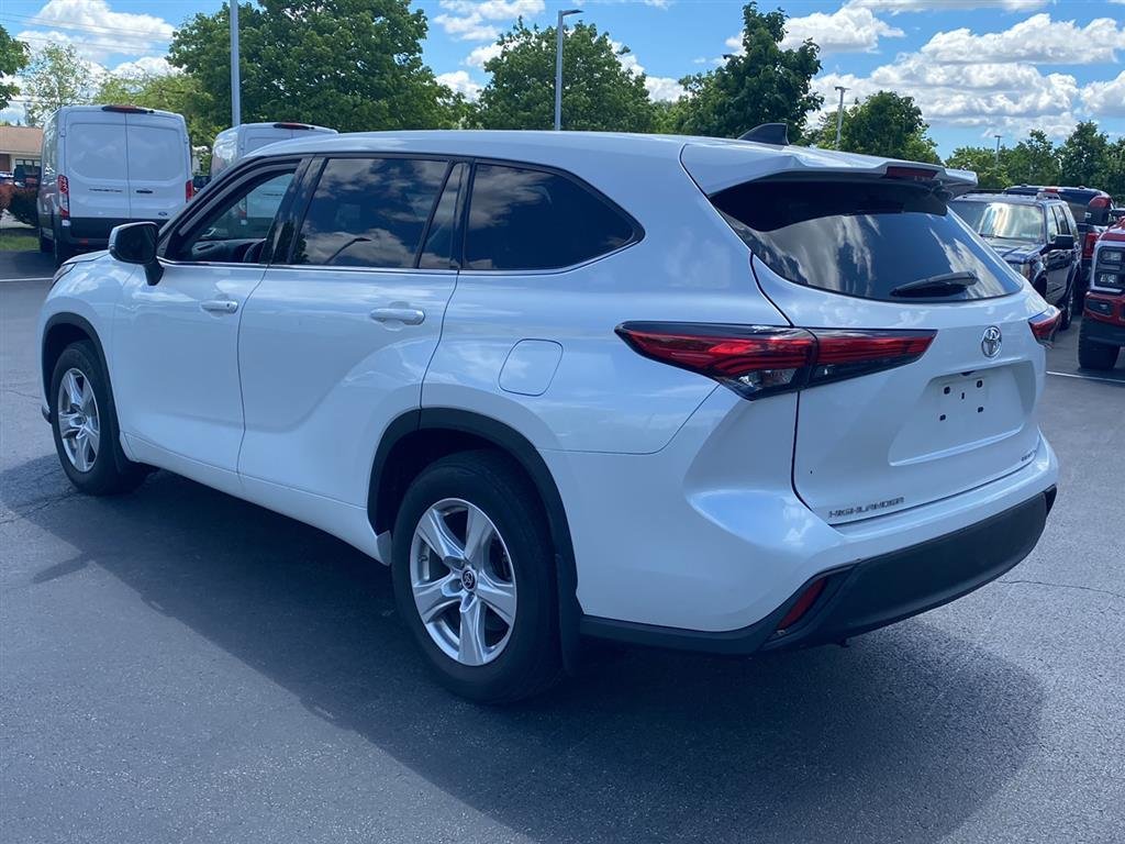 Used 2022 Wind Chill Pearl Toyota LE image 8