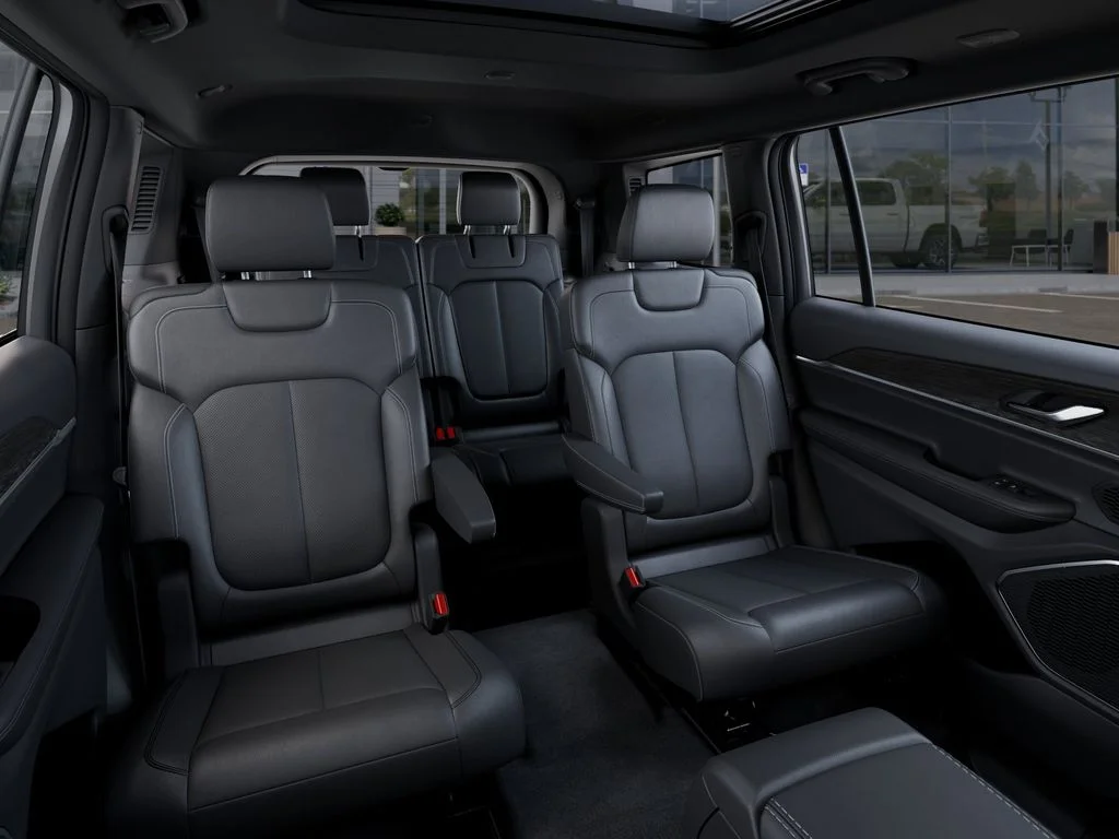 New 2026 Diamond Black Crystal Pearl-Coat Exterior Paint Jeep Limited Reserve image 15