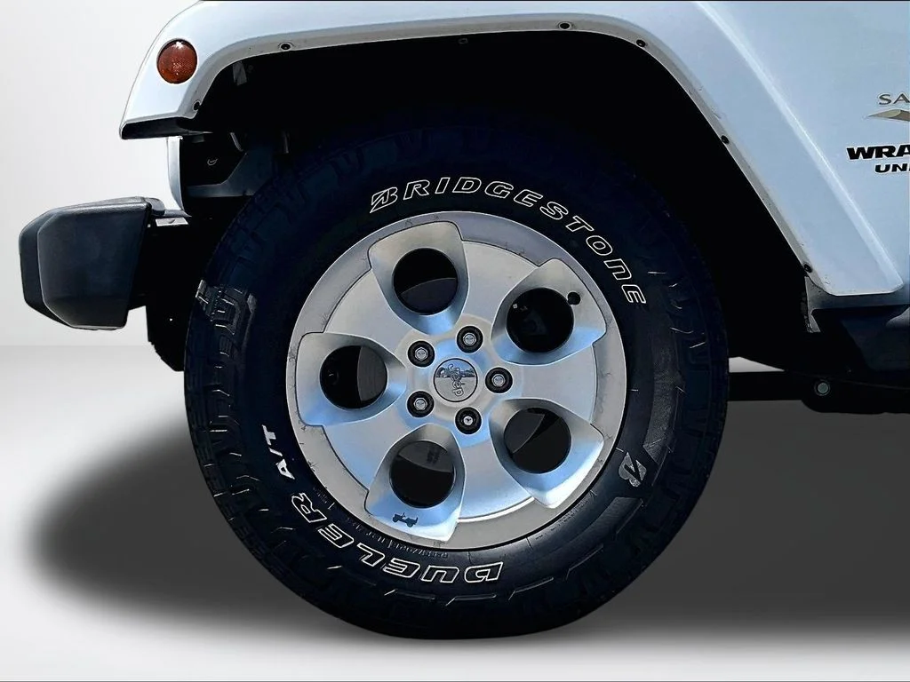 Used 2015 White Jeep Unlimited Sahara image 10