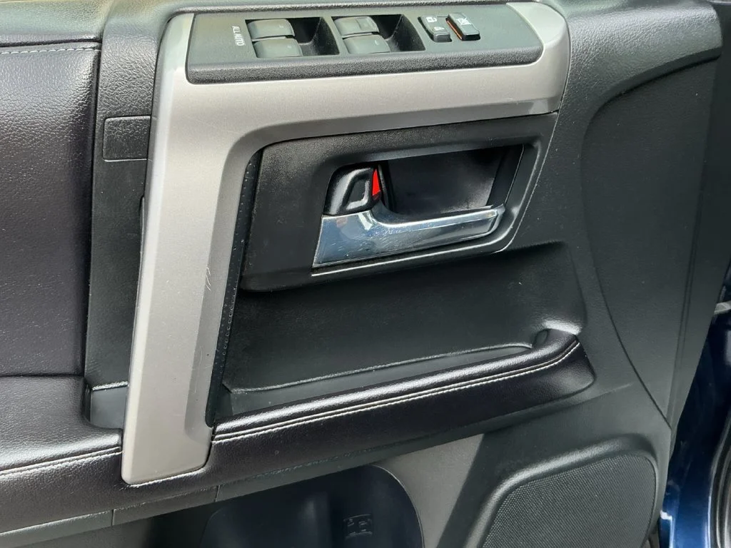 Used 2016 Blue Toyota SR5 image 14