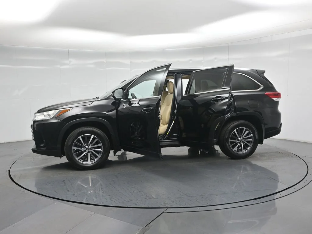 Used 2018 Black Toyota XLE image 38