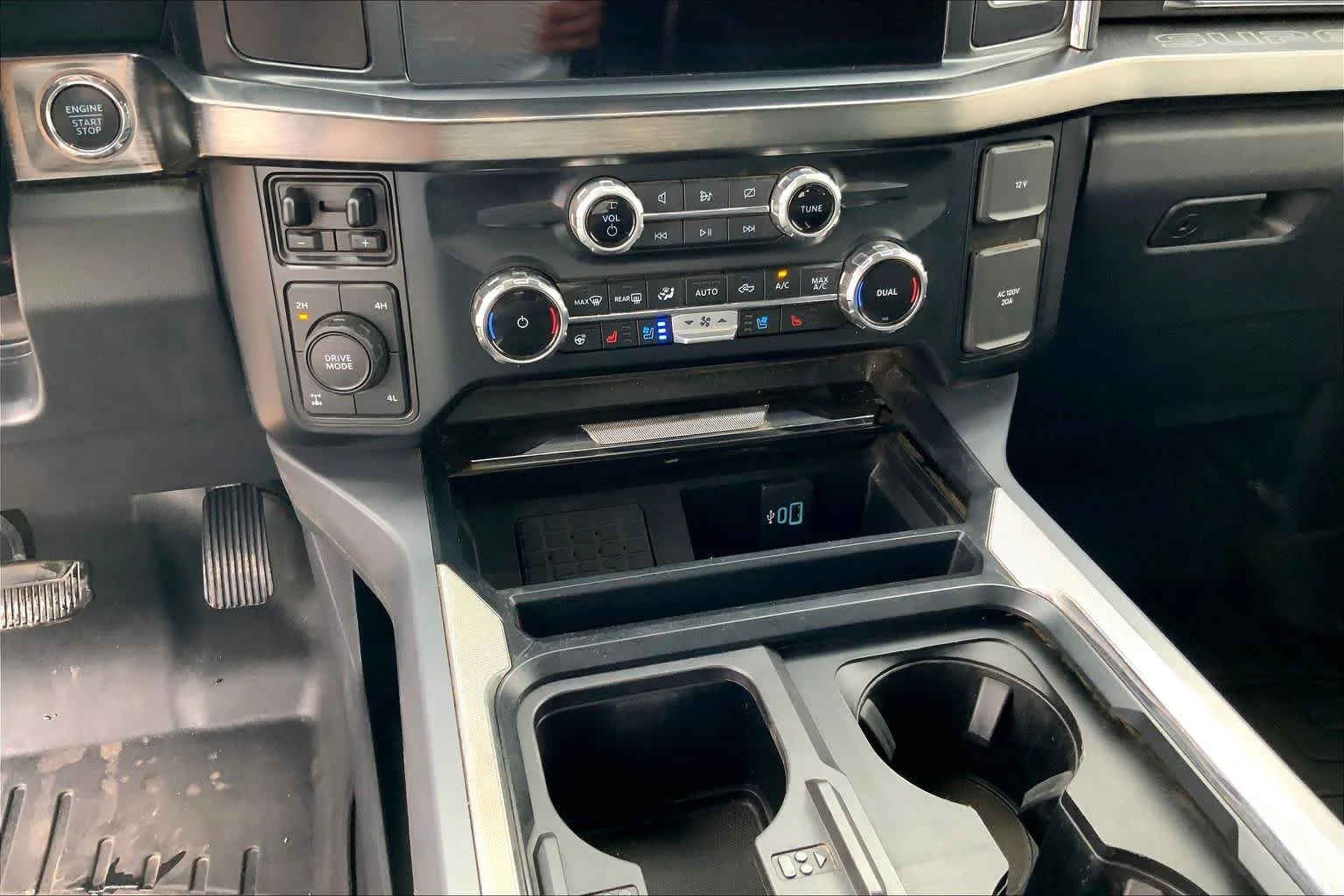 Used 2024 Carbonized Gray Metallic Ford LARIAT image 30
