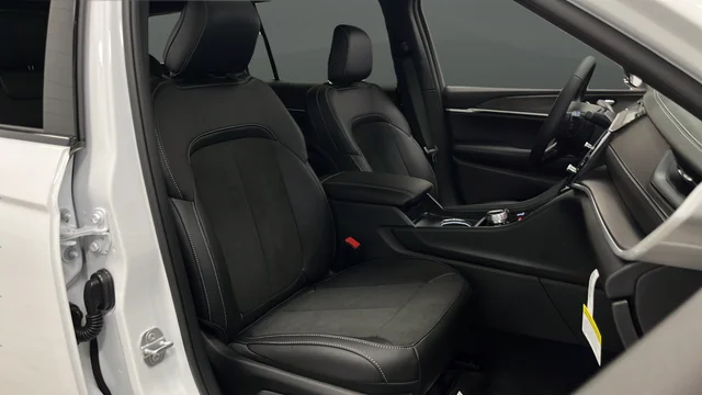 New 2026 Bright White Clear-Coat Exterior Paint Jeep Altitude image 25