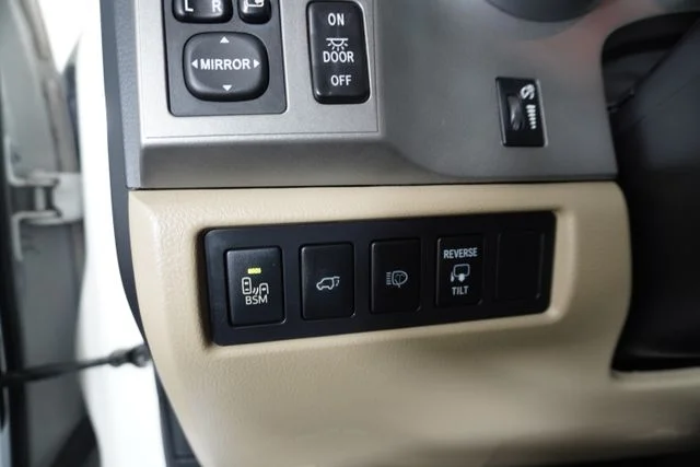 Used 2015 White Toyota Platinum image 26