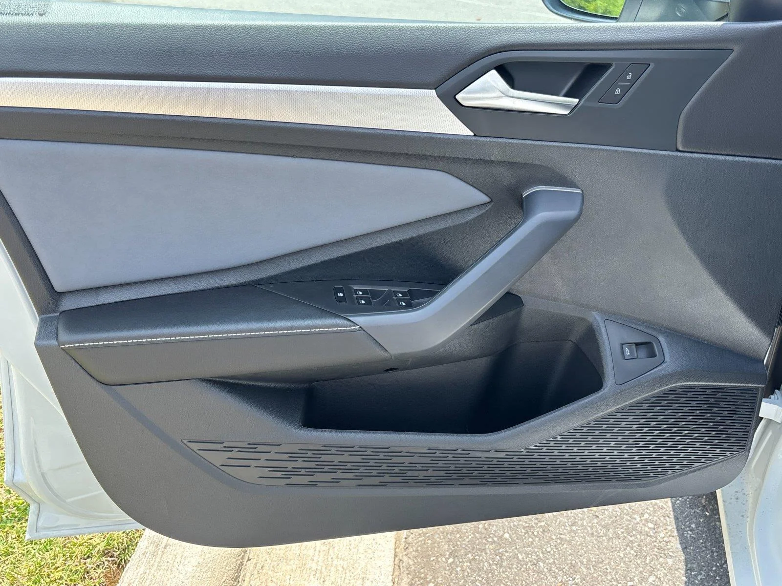 New 2026 Opal White Pearl Volkswagen SE image 13