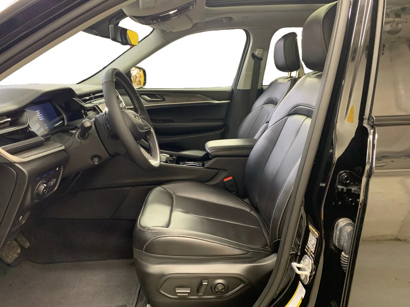 New 2023 Diamond Black Crystal Pearl Jeep  image 10
