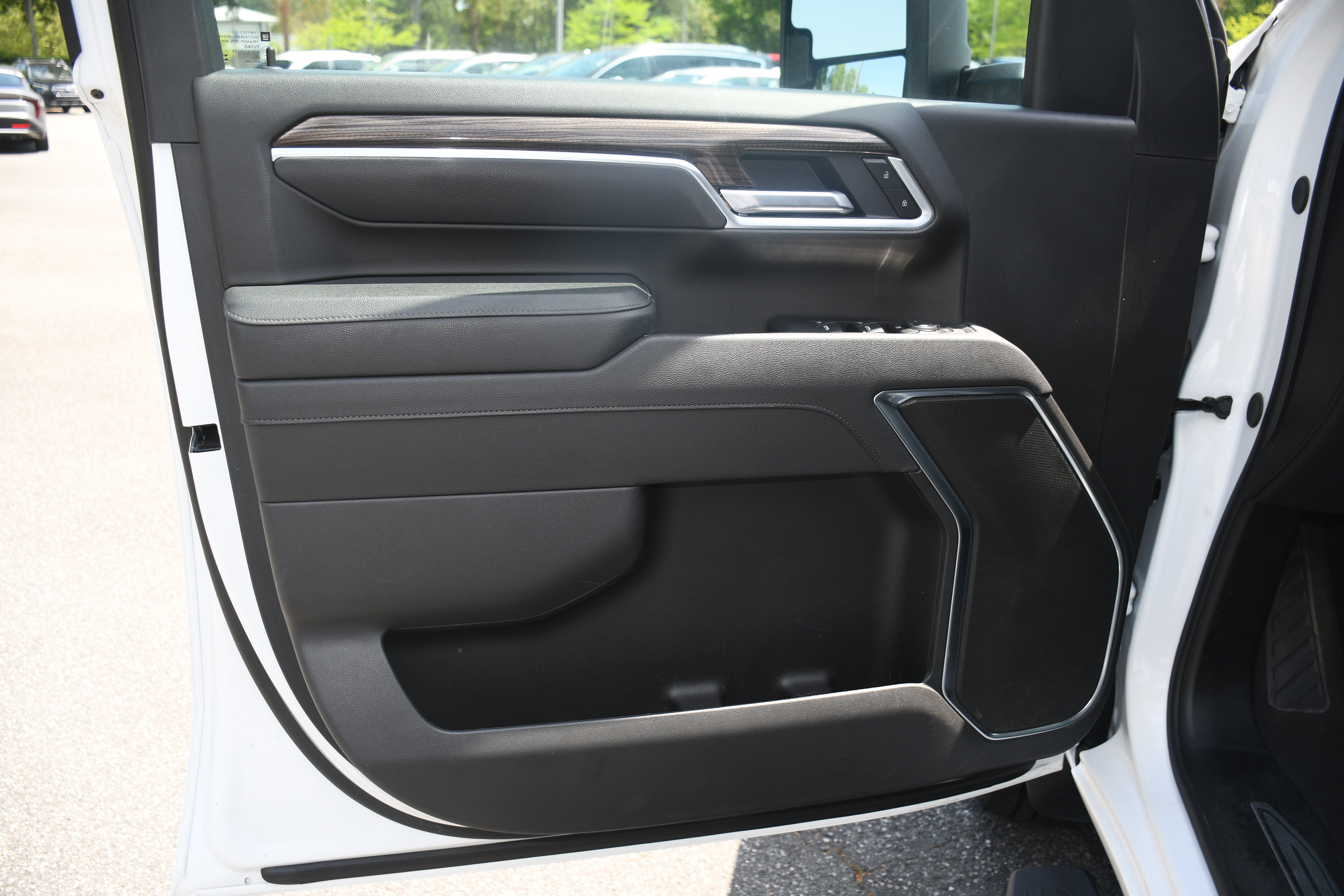 Used 2025 White Chevrolet LT image 8