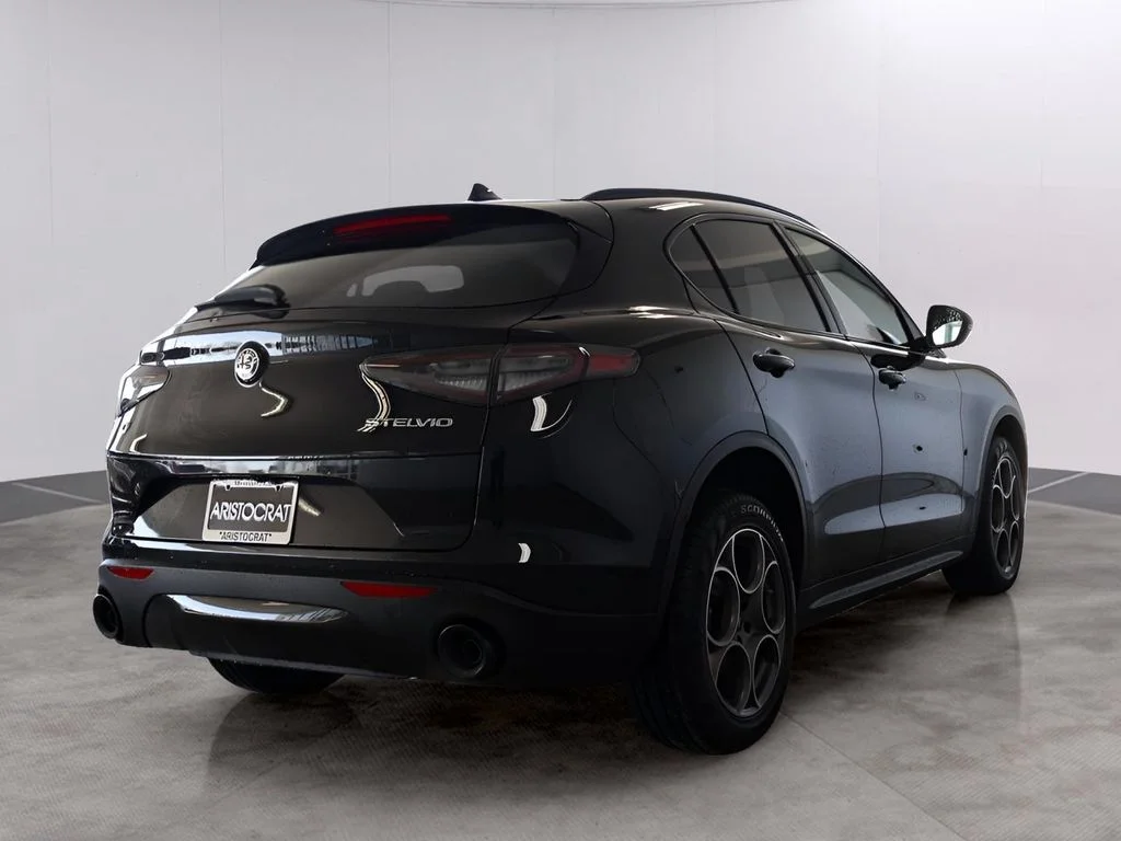 New 2025 Vulcano Black Metallic Exterior Paint Alfa Romeo Base image 7