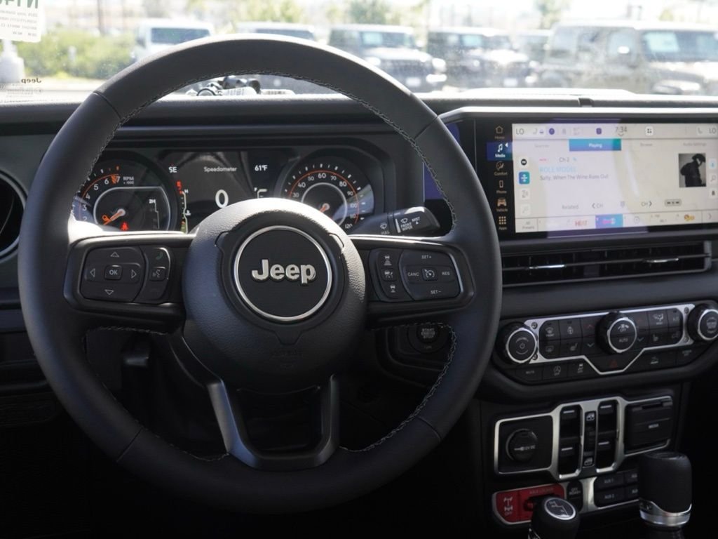 New 2026 Bright White Clear-Coat Exterior Paint Jeep Mojave image 24