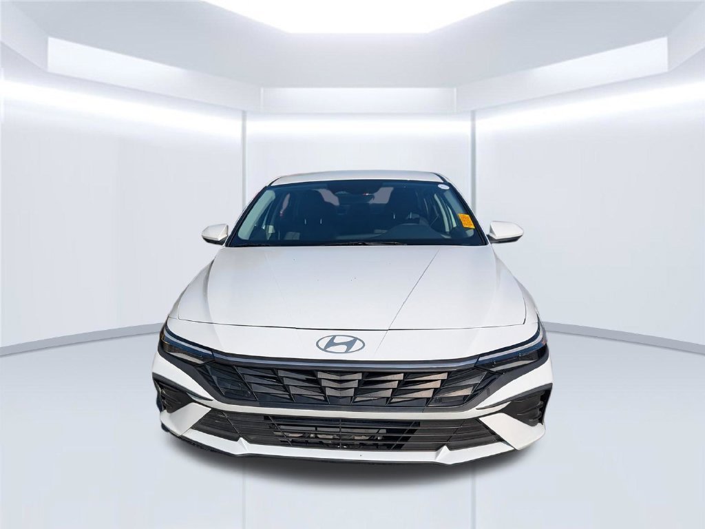 Used 2025 White Hyundai SE image 2